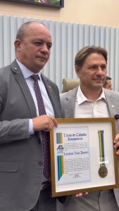 Sessao-solene-realizada-hoje-27-pelo-deputado-Fabricio-Furlan-teve-como-objetivo-homenagear-di-4-169x300 📸 Destaque Regional: Reconhecimento e Mérito