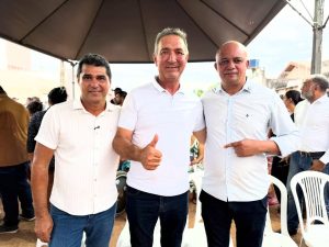 Hoje-estive-no-bairro-Renascer-participando-da-assinatura-da-ordem-de-servico-para-a-pavimentaca-4-300x225 Renascer em Obras: Prefeito Dr. Furlan assina ordem de serviço para pavimentação de quatro ruas no bairro