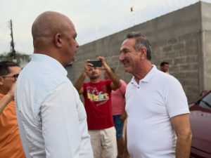 Hoje-estive-no-bairro-Renascer-participando-da-assinatura-da-ordem-de-servico-para-a-pavimentaca-5-300x225 Renascer em Obras: Prefeito Dr. Furlan assina ordem de serviço para pavimentação de quatro ruas no bairro